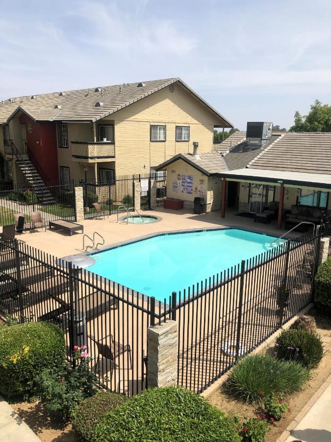Whispering Meadows Apartments Бейкърсфийлд Екстериор снимка