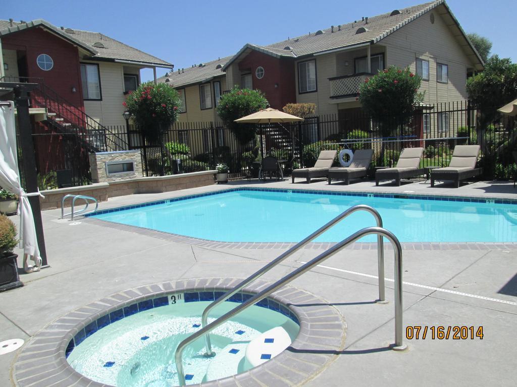 Whispering Meadows Apartments Бейкърсфийлд Екстериор снимка